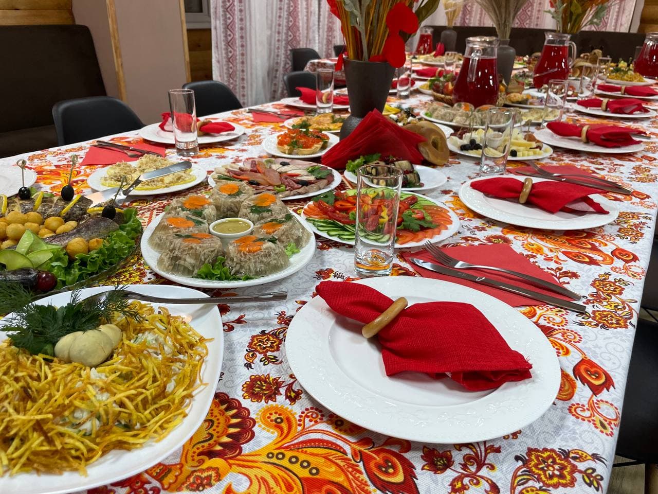 Празднично накрытый стол в кафе Емеля